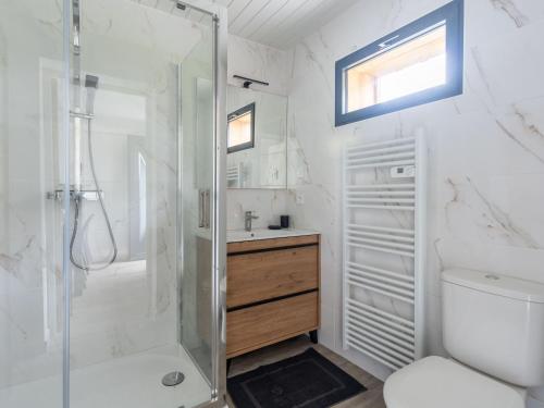 une salle de bain avec une douche, des toilettes et un lavabo dans l'établissement Studio Neuf pour 2 à Parentis-en-Born – Ménage Inclus - FR-1-319-608, à Parentis-en-Born