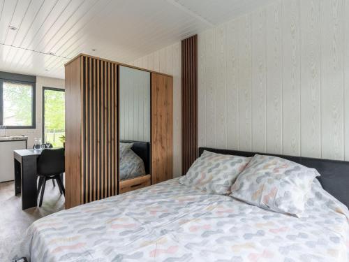 une chambre avec un lit, un bureau et un miroir dans l'établissement Studio Neuf pour 2 à Parentis-en-Born – Ménage Inclus - FR-1-319-608, à Parentis-en-Born