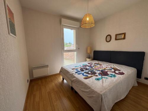 Postel nebo postele na pokoji v ubytování Lumineux T3 avec balcon et parking à Ciboure - FR-1-239-1120
