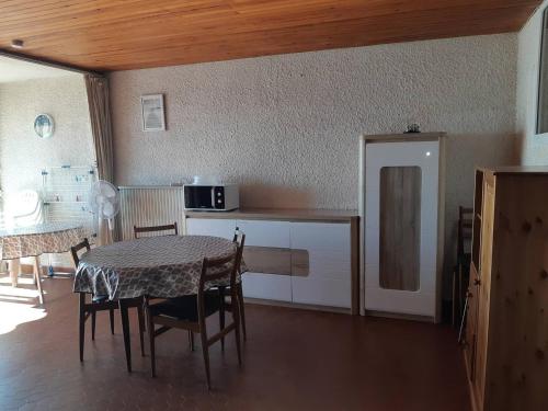 une cuisine et une salle à manger avec une table et des chaises dans l'établissement Deux-Pièces 4 Pers. Centre Ajoût Récemment rénové - FR-1-750-93, à Canet