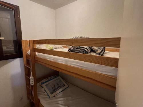 quelques lits superposés dans une chambre dans l'établissement Pavillon 2 Pièces avec Jardin, 4 Personnes, Terrasse - FR-1-701-91, à Vendres