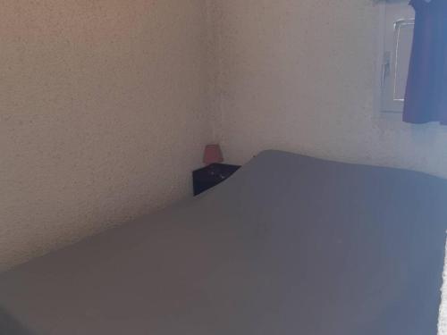 une chambre avec un lit blanc et une table de chevet dans l'établissement Deux-Pièces 4 Pers. Centre Ajoût Récemment rénové - FR-1-750-93, à Canet