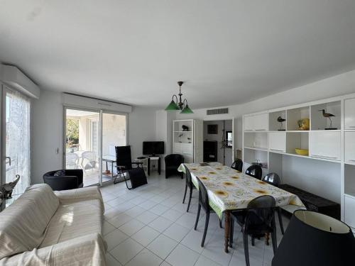 un salon avec une table et un canapé dans l'établissement Appartement climatisé en centre-ville de Cavalaire-sur-Mer - FR-1-100-356, à Cavalaire-sur-Mer