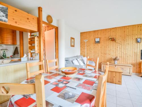 une cuisine et une salle à manger avec une table et des chaises dans l'établissement Appartement lumineux 39m², 4 pers, proche centre Morzine - FR-1-684-71, à Morzine
