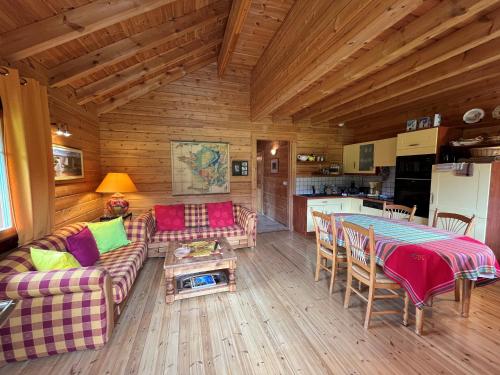 un salon avec un canapé et une table dans l'établissement Appartement 3 Pièces au Pied des Pistes, 6 Couchages - FR-1-761-47, à Corrençon-en-Vercors