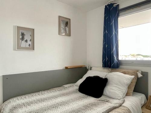 Ce lit se trouve dans un dortoir doté d'une fenêtre et d'un lit sidx sidx. dans l'établissement Appartement 3 pièces avec piscine proche de la plage - FR-1-748-31, à Canet