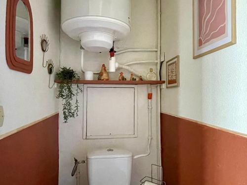 une salle de bain avec des toilettes avec une étagère au-dessus dans l'établissement Appartement 3 pièces avec piscine proche de la plage - FR-1-748-31, à Canet