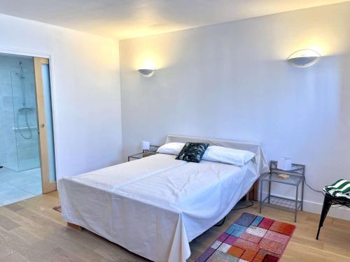 une chambre avec un lit et une douche à l'italienne dans l'établissement Maison T5 atypique rénovée PMR – Centre de Locmiquélic – Classée 2* - FR-1-479-228, à Locmiquélic