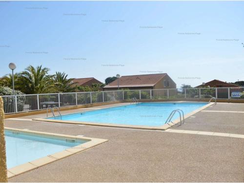 une grande piscine dans un parking dans l'établissement Pavillon 3 Pièces, Terrasse, Narbonne Plage - FR-1-229B-110, à Narbonne