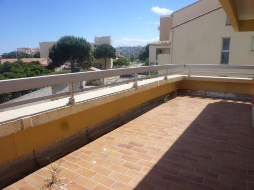 Appartement 3 Pièces avec Terrasse et Parking Sécurisé - FR-1-750-95