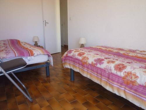 une chambre avec deux lits et deux lampes dans l'établissement Appartement 3 Pièces avec Terrasse et Parking Sécurisé - FR-1-750-95, à Canet