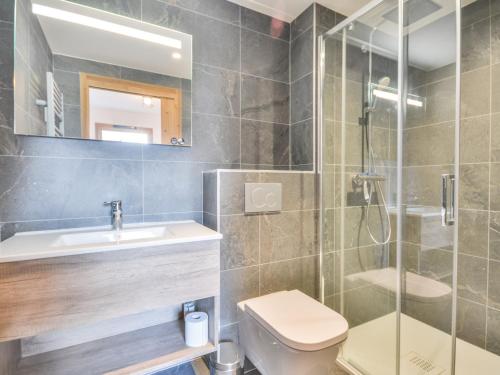 une salle de bain avec une douche, des toilettes et un lavabo dans l'établissement Morzine Centre 5 pers, Appartement Neuf avec Balcon - FR-1-684-70, à Morzine