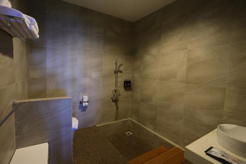 a bathroom with a tub and a toilet and a sink at Nayara Villa Desa Budo in Wori