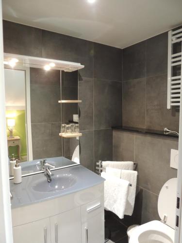 a bathroom with a sink and a toilet at Hotel La Tonnellerie in Spa
