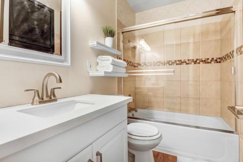 a bathroom with a sink and a toilet and a tub at Beautiful 2 bed 1 ba condo centrally located in OC in Placentia