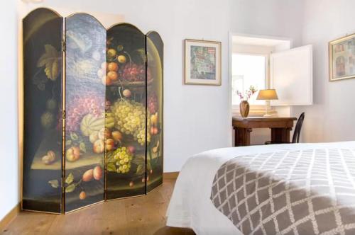 1 dormitorio con una pintura de fruta en la pared en Elegant apartment near the Vatican and Piazza Navona, en Roma