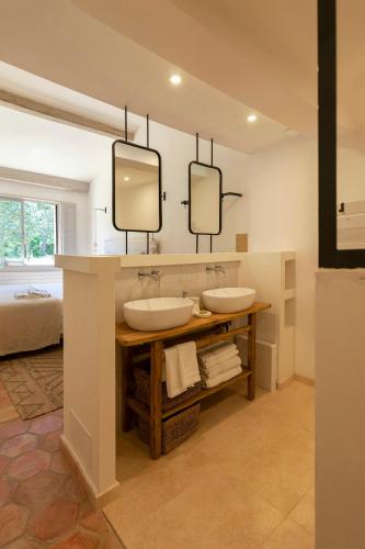 une salle de bain avec deux lavabos et deux miroirs dans l'établissement Retreat Between Sea And Mountains In Provence, à Saint-Cézaire-sur-Siagne