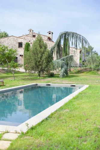 - une piscine sur l'herbe en face d'un bâtiment dans l'établissement Retreat Between Sea And Mountains In Provence, à Saint-Cézaire-sur-Siagne