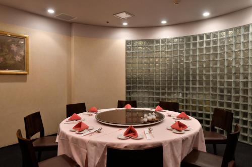a dining room with a table with red napkins at Hotel New Otani Tottori in Tottori