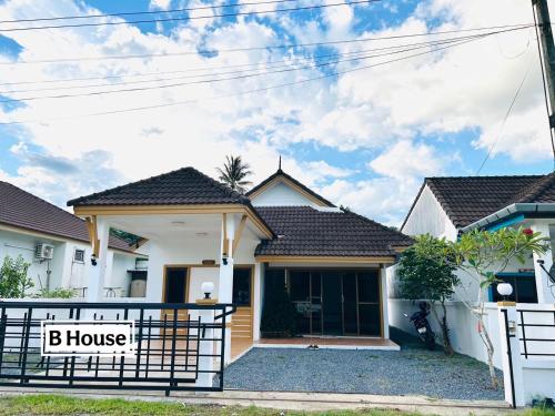 Ban Huai KhramにあるB Houseの「b house」と書かれた看板のある家