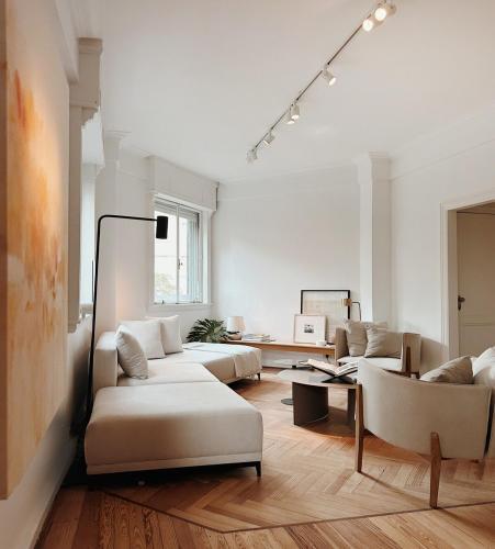 un soggiorno con due divani e un tavolo di Classic Timeless Palermo Retreat a Buenos Aires