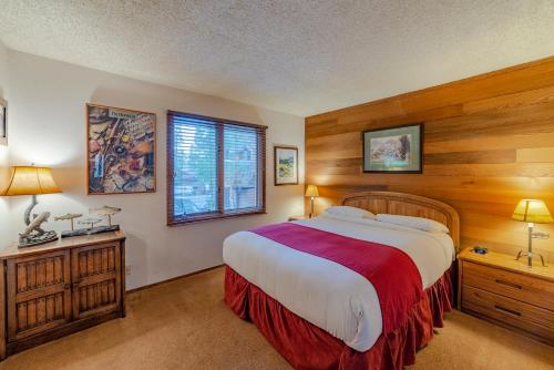 a bedroom with a large bed and a window at Austria Hof Lodge in Mammoth Lakes