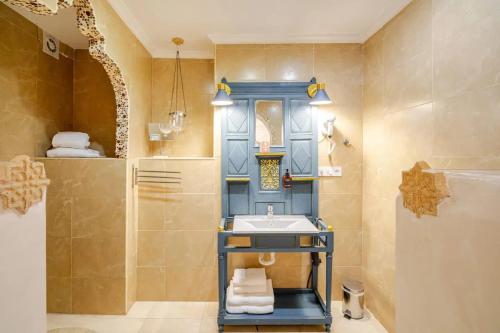 a bathroom with a sink and a shower at Charming Studio in Torrevieja, 75 sqm with Shared Pool in Torrevieja