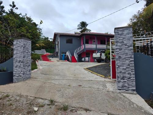 El edificio en el que está la villa