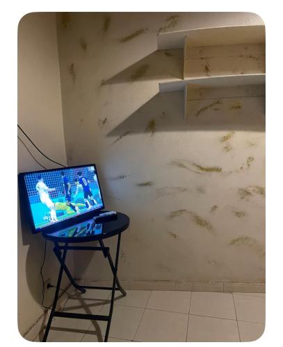 DakanにあるChambreの部屋のスタンドに置かれたノートパソコン