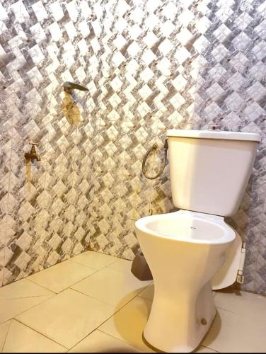 DakanにあるChambreのモザイクの壁のバスルーム(白いトイレ付)