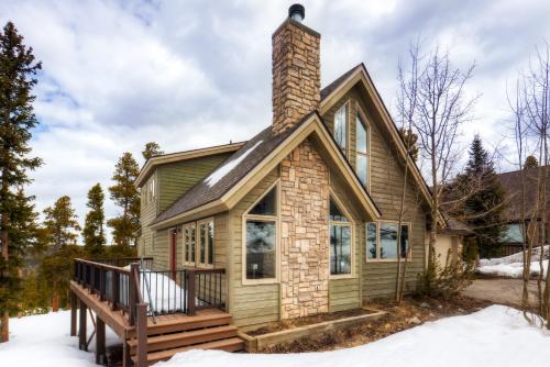 Four-Bedroom Pineview Haus en invierno