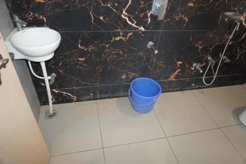 Un baño de Shree radhe mohan hotel and resort khatushyamji