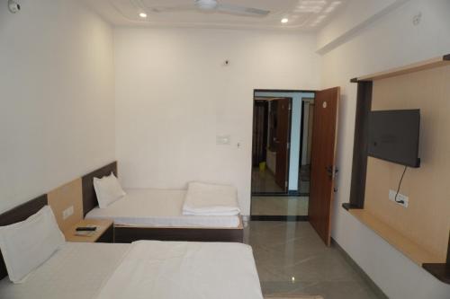 Cama o camas de una habitación en Shree radhe mohan hotel and resort khatushyamji