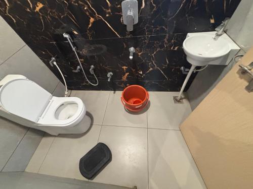 Un baño de Shree radhe mohan hotel and resort khatushyamji