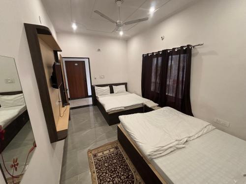 Cama o camas de una habitación en Shree radhe mohan hotel and resort khatushyamji