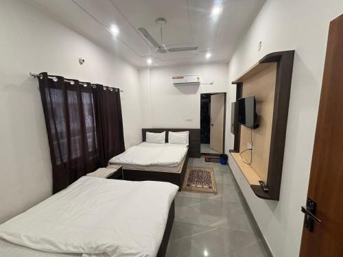 Cama o camas de una habitación en Shree radhe mohan hotel and resort khatushyamji