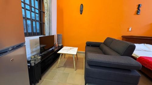 Una televisión o centro de entretenimiento en Studio confortable & climatisé