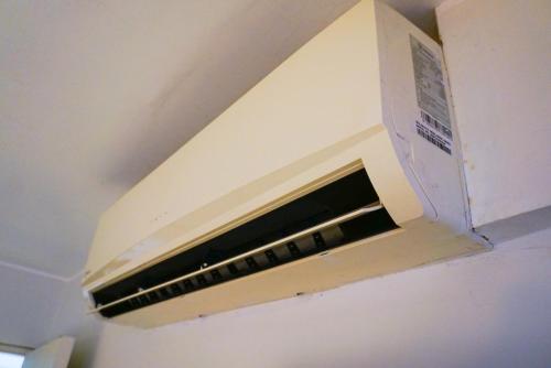 a cardboard box with a vent in a ceiling at Apart Hotel Petit Palace Suites in Lima