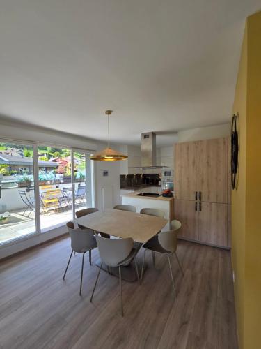 une cuisine et une salle à manger avec une table et des chaises dans l'établissement Entre lac et montagne - T4 centre Sevrier lac d'Annecy, à Sévrier