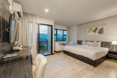 Postel nebo postele na pokoji v ubytování Coco Paradiso Phuket SHA