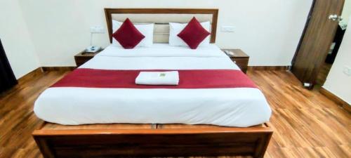 Postel nebo postele na pokoji v ubytování Hotel B Stays Near AIIMS Hospital