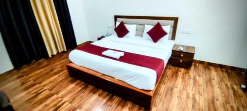 Postel nebo postele na pokoji v ubytování Hotel B Stays Near AIIMS Hospital