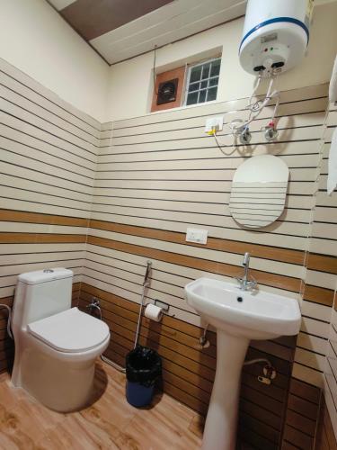 Bilik mandi di Windcliff by lake & woods