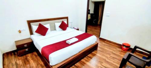 Postel nebo postele na pokoji v ubytování Hotel B Stays Near AIIMS Hospital