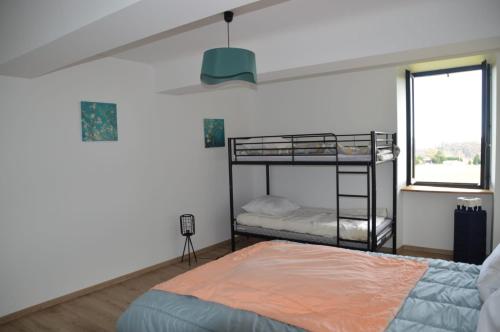 Ένα ή περισσότερα κρεβάτια σε δωμάτιο στο Chambres à la ferme