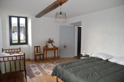 Ένα ή περισσότερα κρεβάτια σε δωμάτιο στο Chambres à la ferme