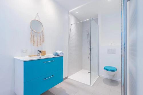 La salle de bains est pourvue d'une armoire bleue et d'une douche. dans l'établissement 5 min walk to Sea & Tram, à Nice