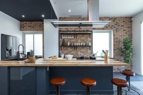 une cuisine avec un comptoir et des tabourets. dans l'établissement 5 min walk to Sea & Tram, à Nice