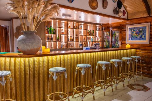Lounge nebo bar v ubytování Acajou Beach Resort