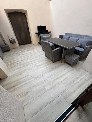 a conference room with a table and chairs and a desk at Gîte plein de charme avec ses poutres apparentes , ses pierres et son jacuzzi extérieur in Caux
